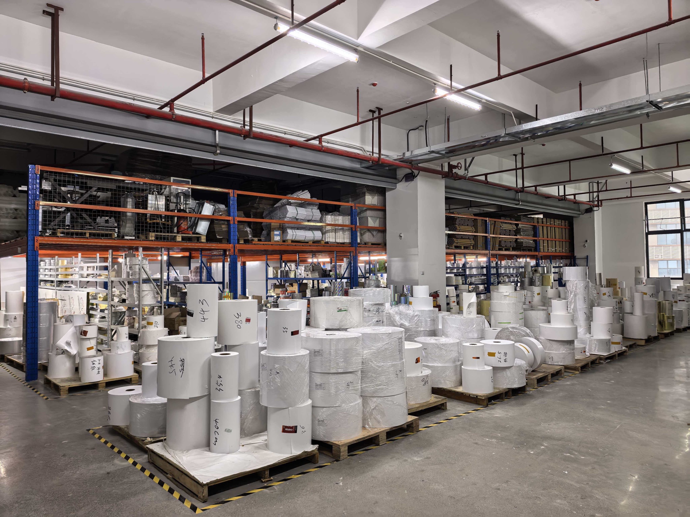 Pressure-sensitive label material warehouse